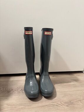 Hunter Gloss Rubber Boots in Dark Gray